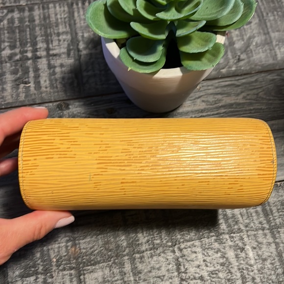 LOUIS VUITTON EPI CASE - Picture 6 of 10